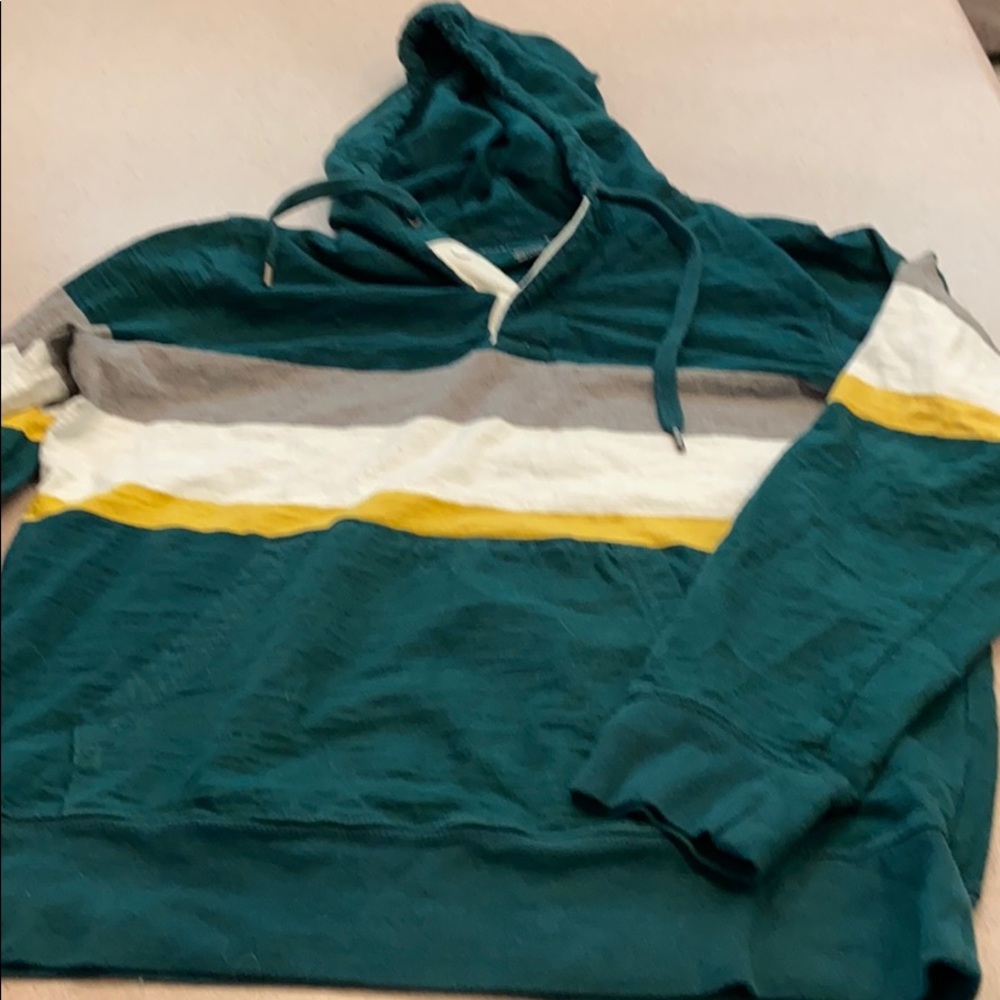 American Eagle pull over men’s multi-color